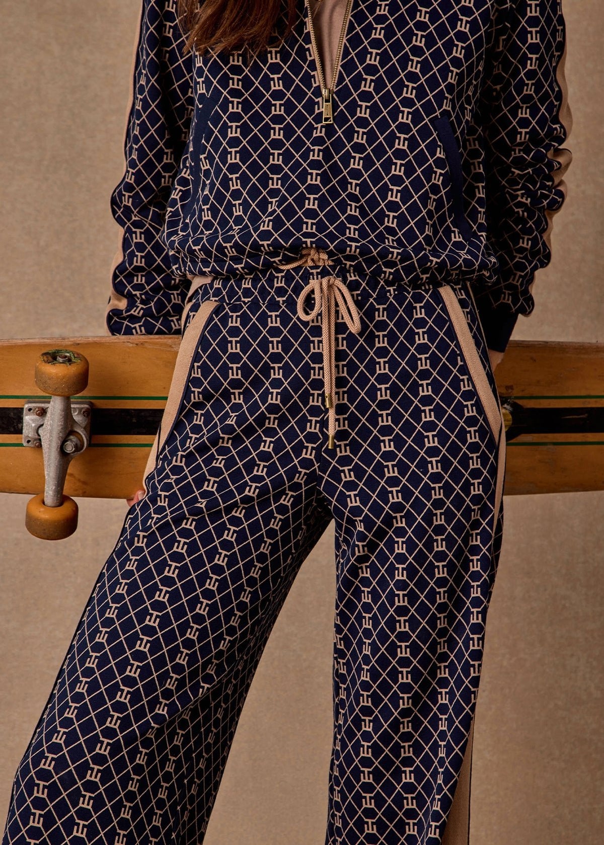 EZRA NOVA FLARE PANT| سروال EZRA NOVA FLARE PANT - Maison Clad