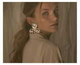Pensee Large Earrings White Gold | حلق نسائي - Maison Clad